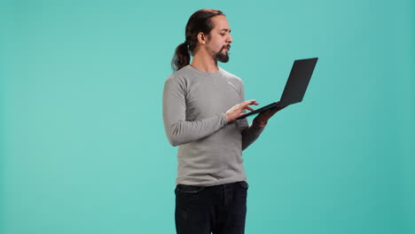 hombre que utiliza una computadora portátil para realizar tareas relacionadas con el negocio para la empresa,