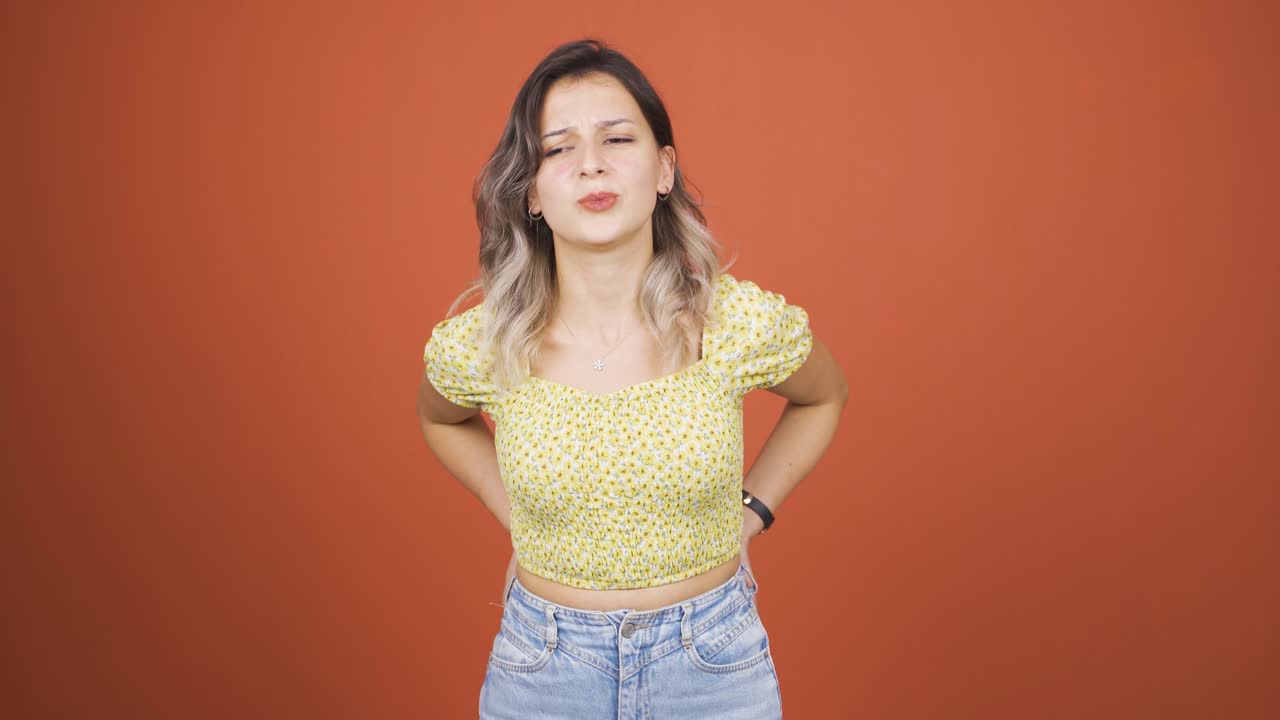 허리 통증이 있는 젊은 여성입니다.