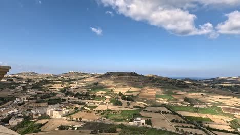 Ein-Panorama--Und-Drehblick-Auf-Die-Landschaft-Maltas,-Aufgenommen-Von-Der-Zitadelle-In-Gozo