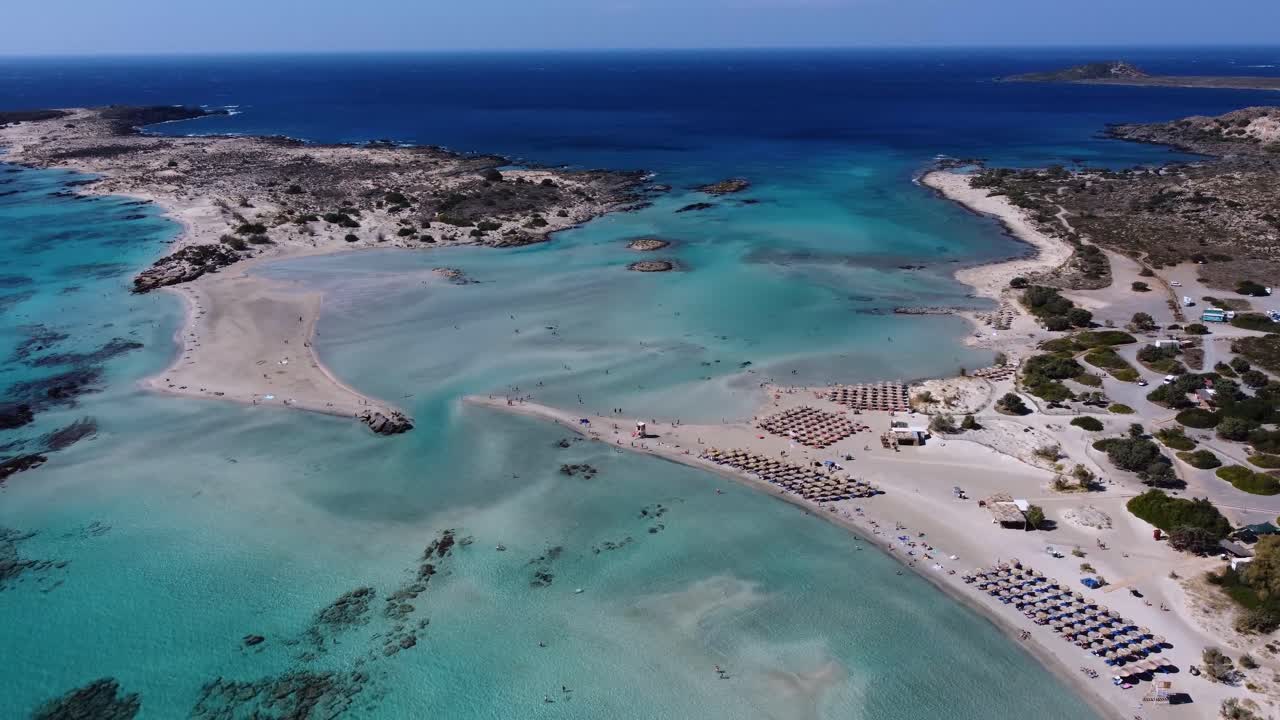 푸른 하늘이 있는 해안을 둘러싼 얕은 바다가 있는 크레타 섬의 분홍색 모래가 있는 엘라포니시 해변