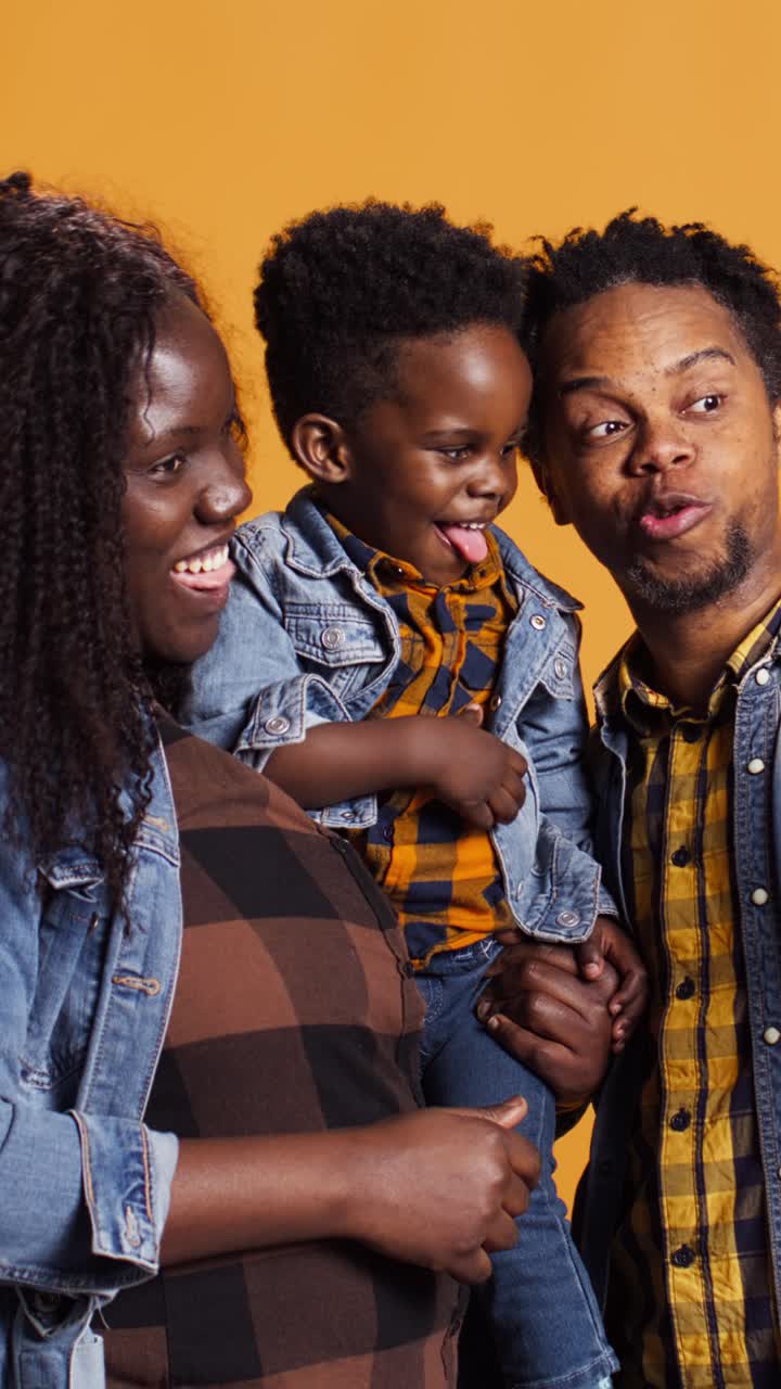 Felici genitori afroamericani e figlio che sorridono insieme