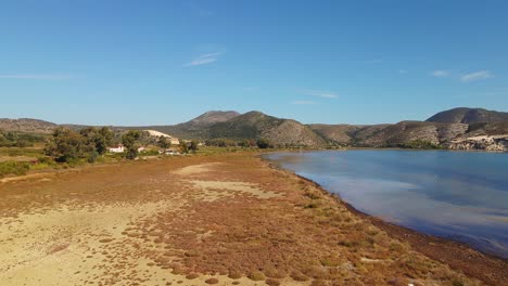 descenso sobre el banco de arena griego por mar poco profundo entre lixouri y livadi