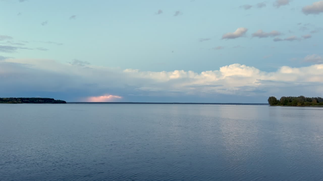 Utsikt over Müritz-sjødistriktet. Lyn blinker fra de mørke stormskyene i horisonten