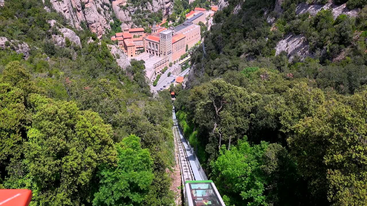 el funicular desciende al monasterio católico de montserrat en españa