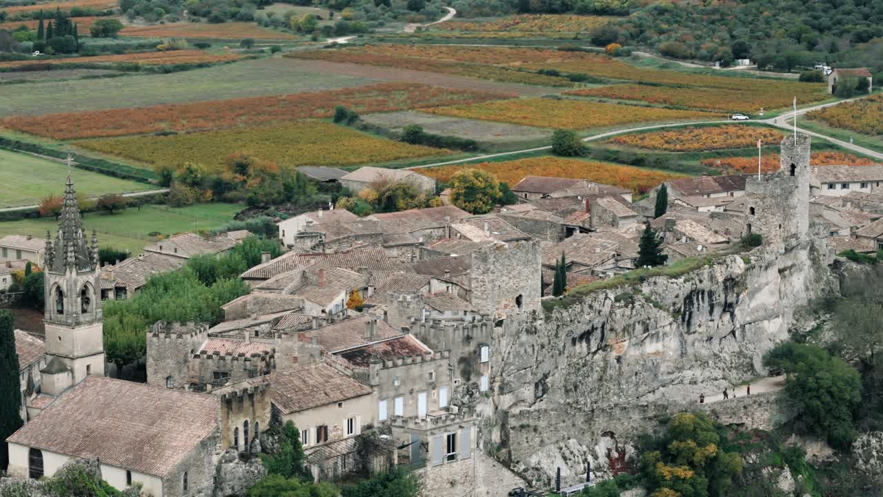 Trame di antichi villaggi in pietra nel cuore della Provenza.