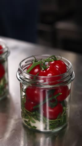 tomates de cereza en frascos