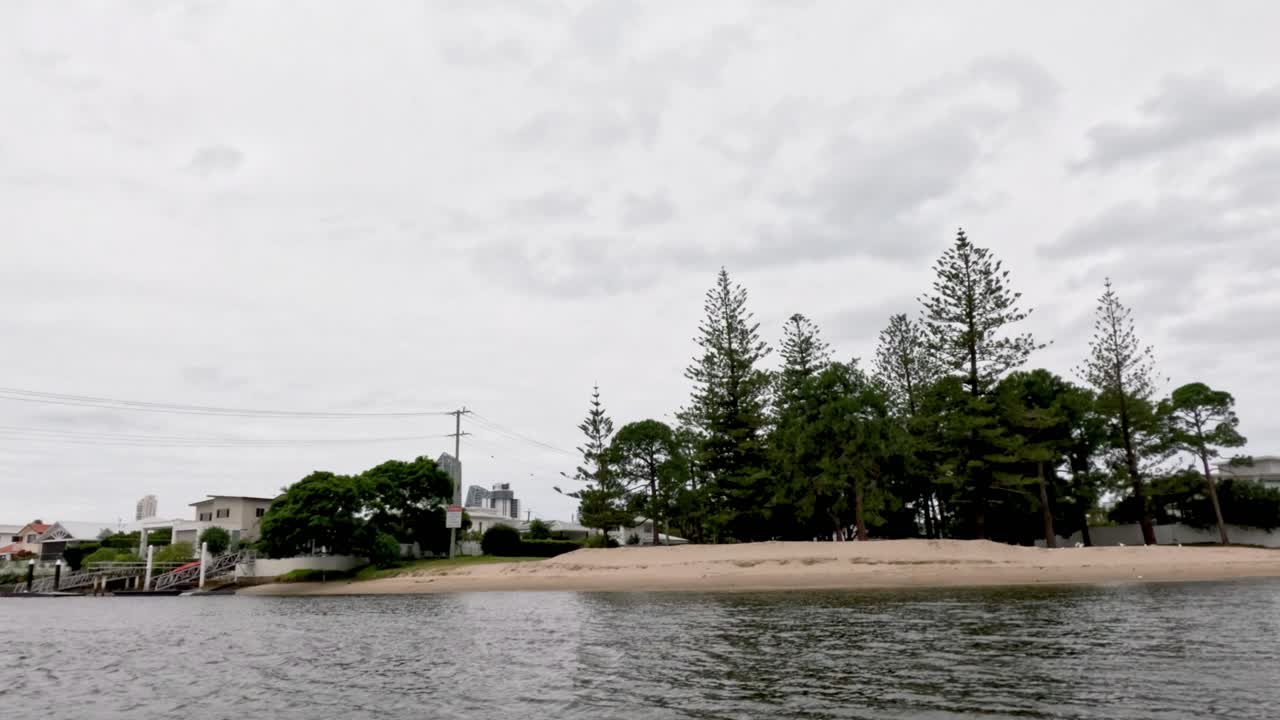 나무 와 건물 들 이 있는 조용 한 강