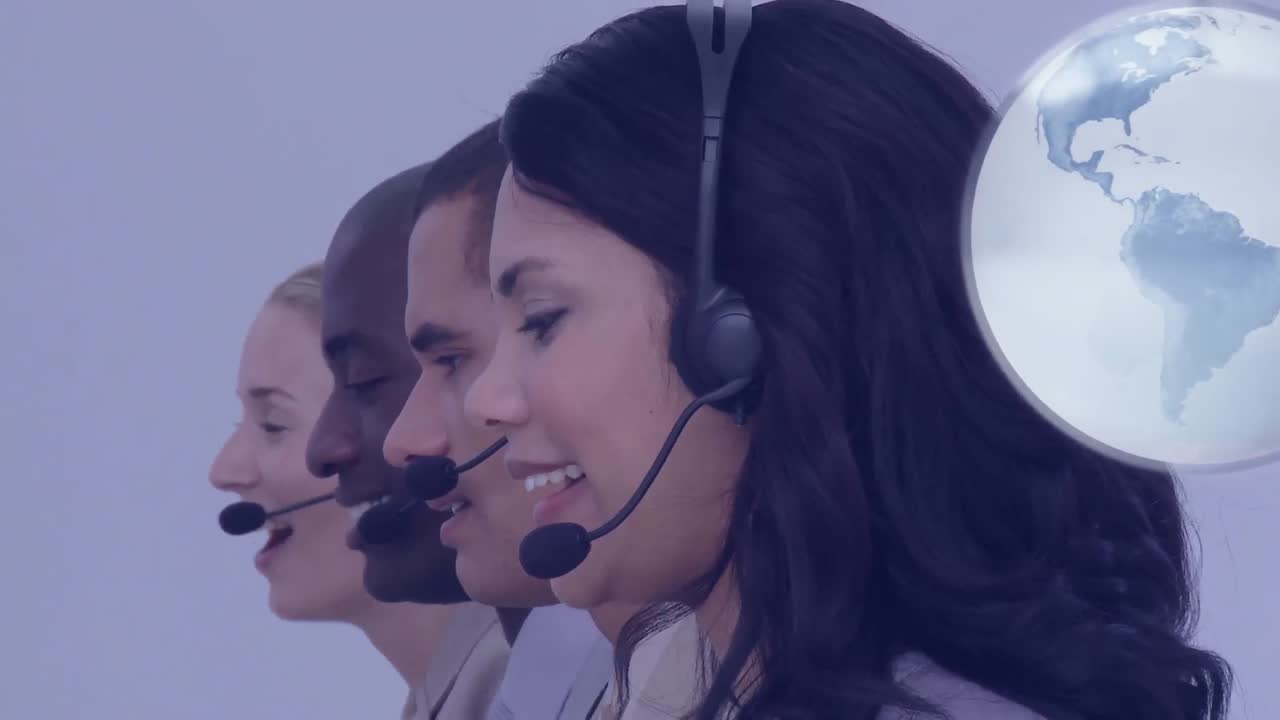 Animazione di globo sovrapposto a professionisti con cuffie telefoniche
