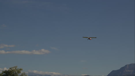 planeador volando contra un telón de fondo montañoso