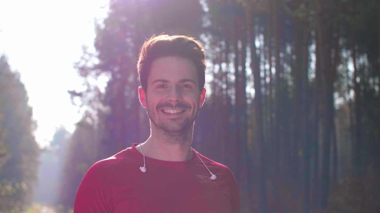 Retrato de corredor feliz na floresta
