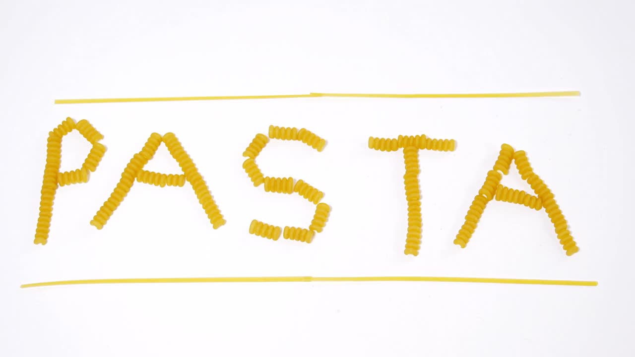 texto de pasta escrito por pasta sobre fondo blanco y enmarcado por espagueti