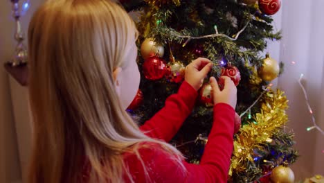 Mädchen-Zu-Hause-Zur-Weihnachtszeit