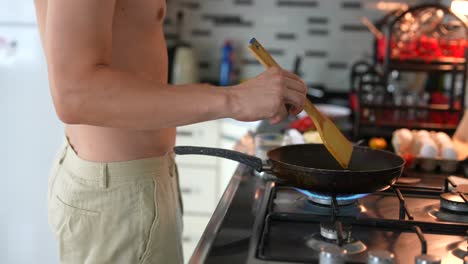 hombre cocinando el desayuno.