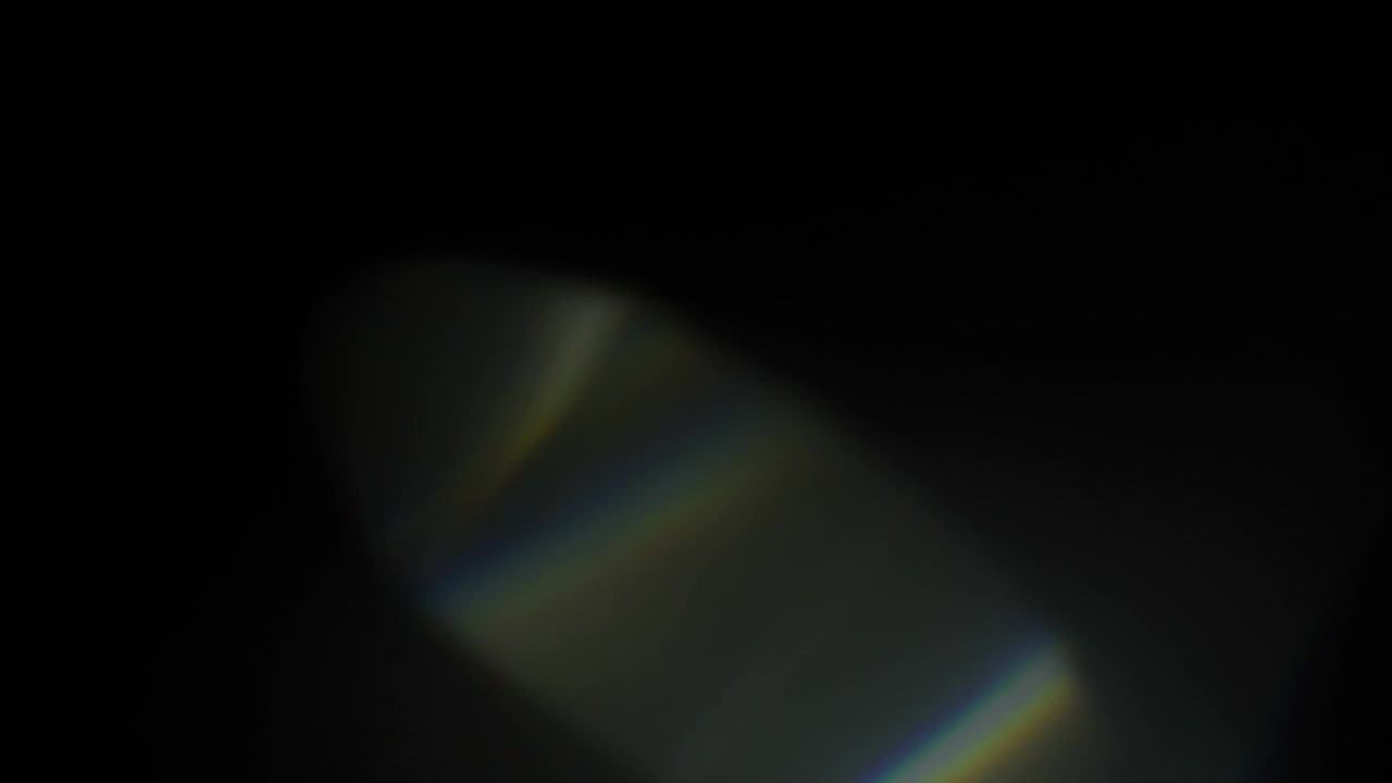 Pakke med lyslekkasjer og prismerefraksjons-overlegg. Sakte film.