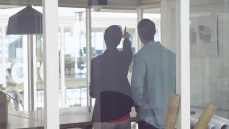 hombre y mujer jóvenes trabajando en una oficina creativa