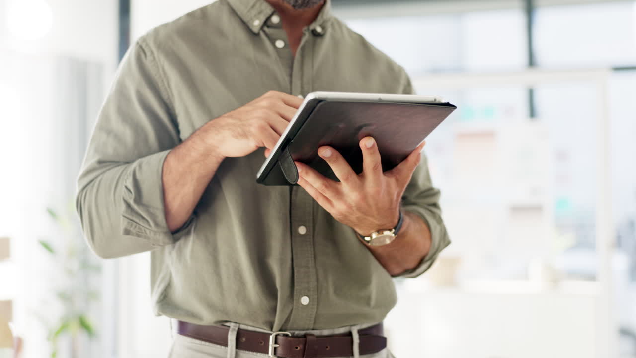 escritura en tablillas, manos de hombre de negocios