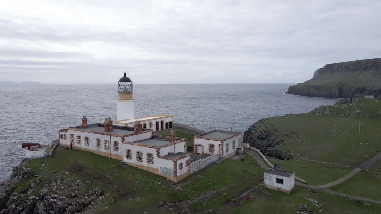 스코틀랜드 영국의 네이스트 포인트 절벽 등대를 축소하는 4k 공중 드론 영상