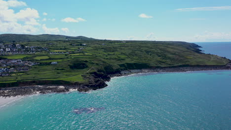 Vista-Aérea-De-Drones-A-Lo-Largo-De-La-Playa-De-Porthmeor-En-St-Ives-Cornwall