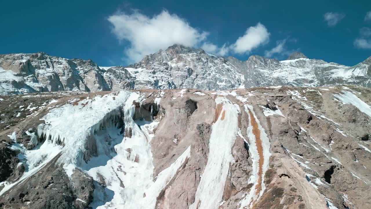 칠레의 cajon del maipo에 있는 cerro el embalse el yeso 네바도