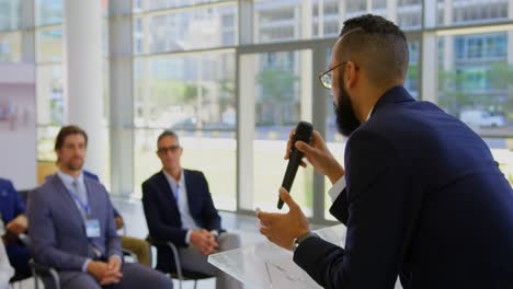 orador asiático hablando en un seminario de negocios 4k