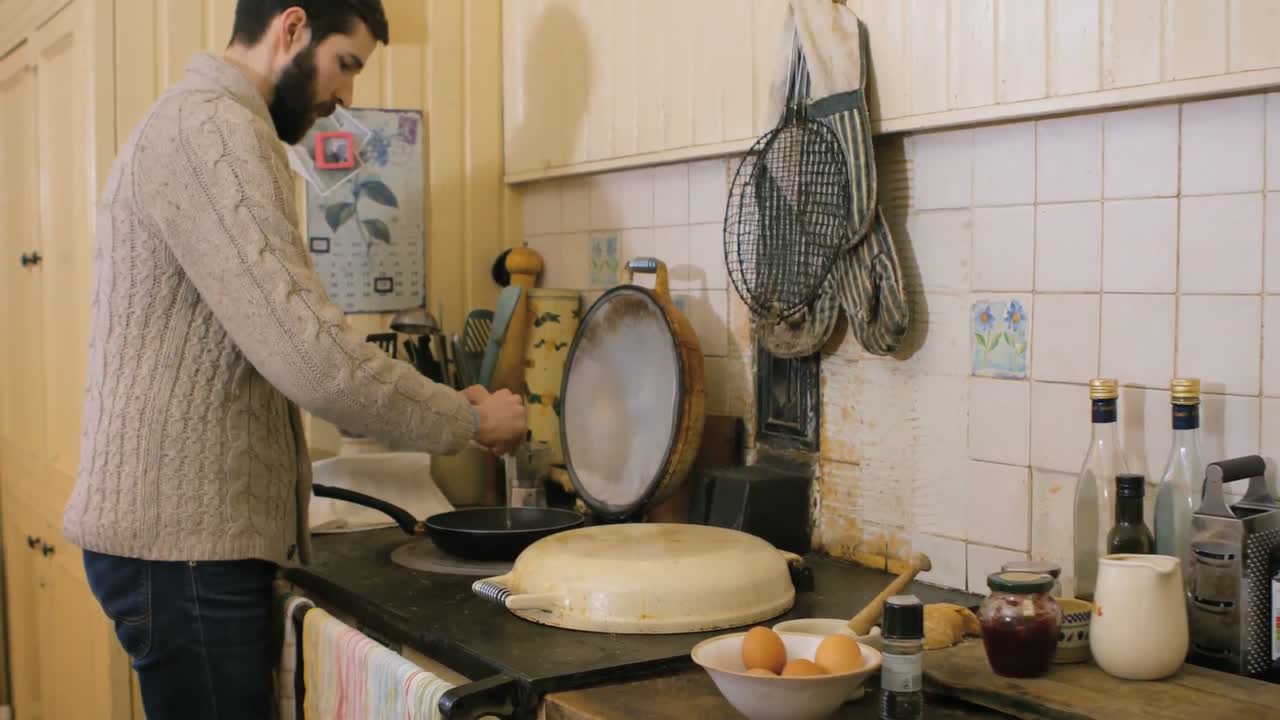 Hombre preparando desayuno en la cocina