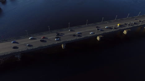 Coche-Conduciendo-Por-El-Puente-Del-Río.-Vista-Aérea-Del-Tráfico-De-Automóviles-En-La-Carretera-Del-Puente