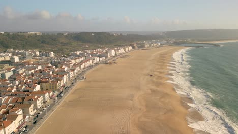 Luftaufnahme-Der-Wellen-An-Der-Küste-Des-Strandes-Von-Nazare-Im-Sommer-In-Portugal
