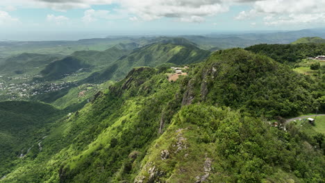 montaña en cayey puerto rico en un soleado día de cielo azul tetas de cayey y el cerro 9