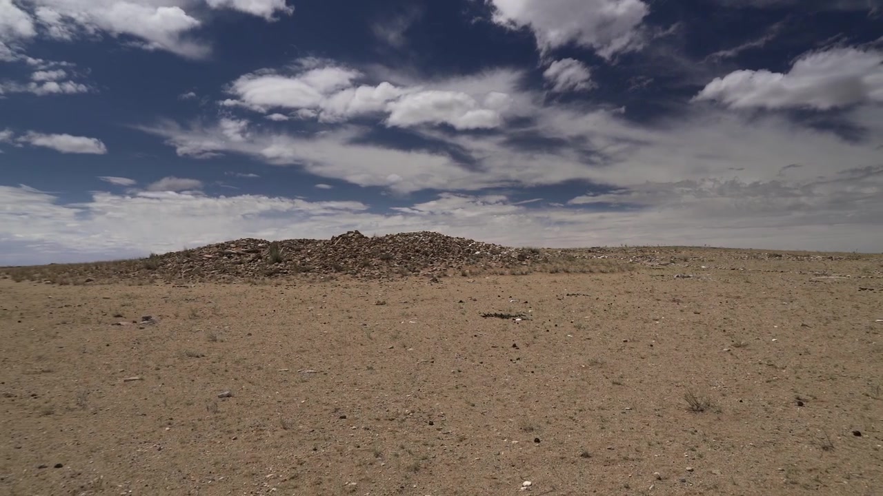 Vista panoramica di un paesaggio desertico roccioso sotto un cielo nuvoloso