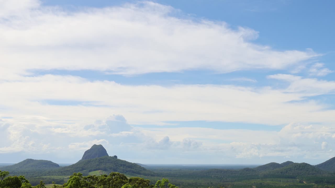 평화로운 풍경에서 산 위에 움직이는 구름
