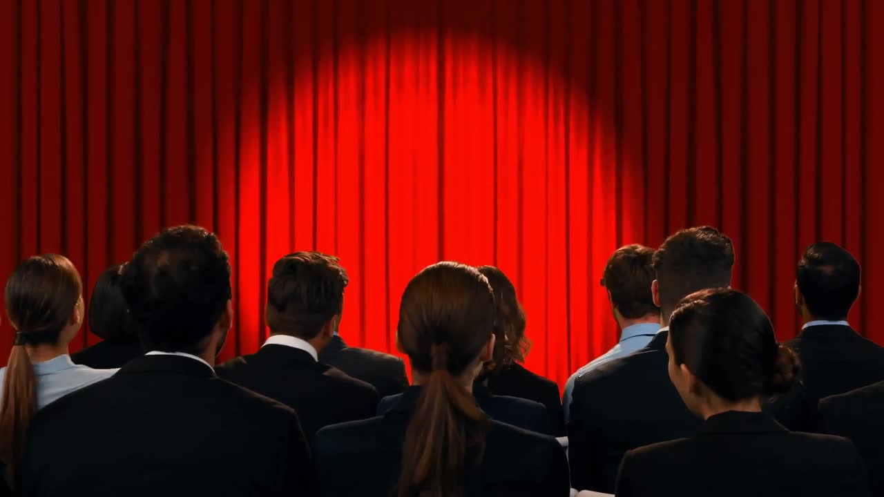 personas de negocios viendo un escenario