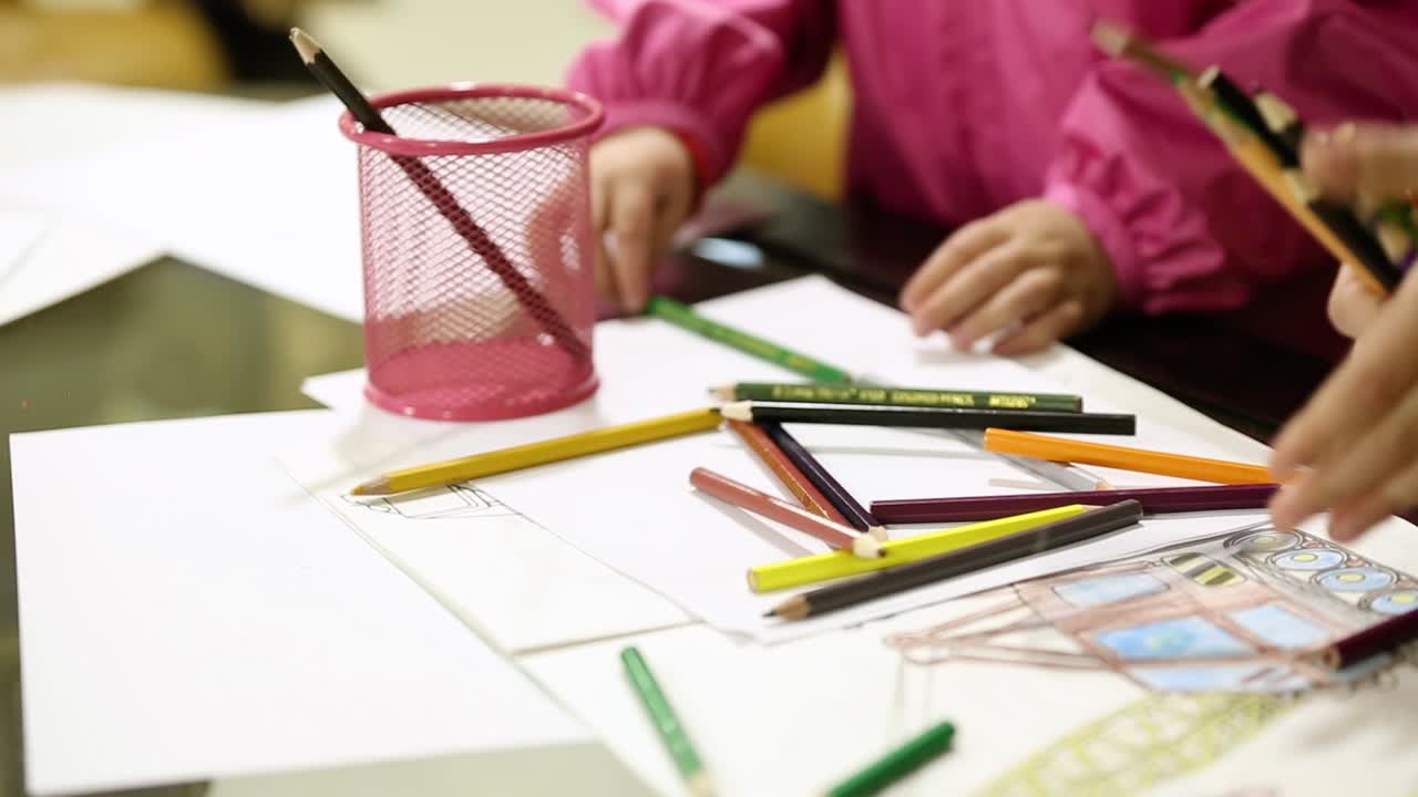 Çocuklar Kalemlerle Oynuyor. Okul öncesi çocuk sınıfta kalemle oynuyor.