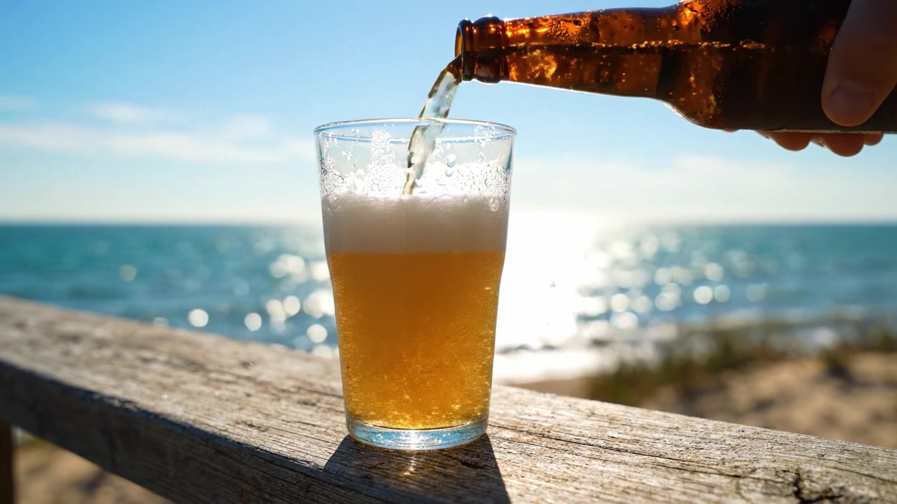 Una birra fresca in riva al mare: un'esperienza rinfrescante in una giornata di sole con vista panoramica sull'oceano.