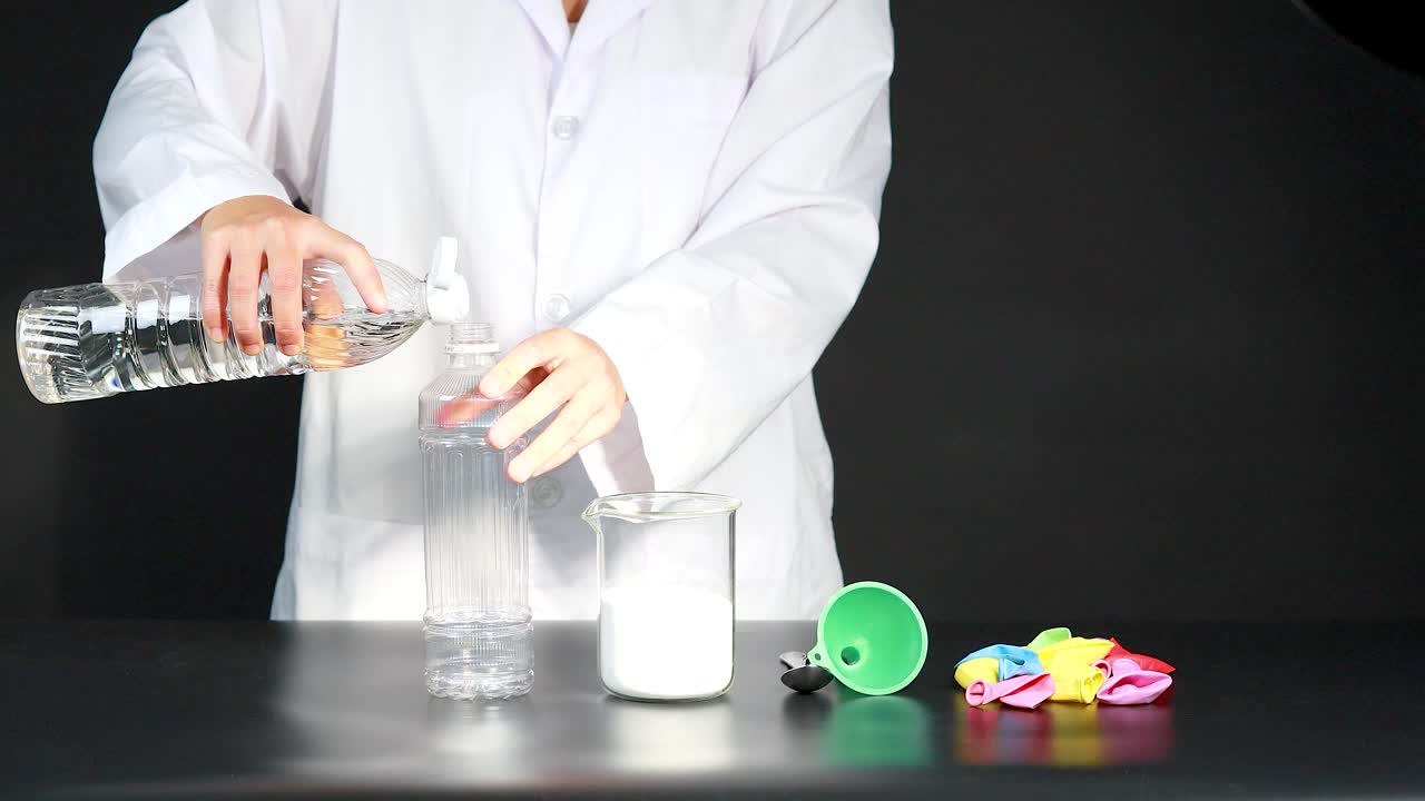 un niño lleva a cabo un experimento científico, mezclando vinagre y bicarbonato de sodio para inflar un globo en un entorno de laboratorio