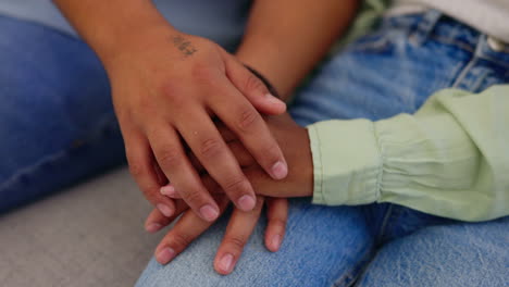 amor y apoyo con un par de manos
