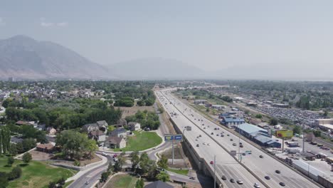 Autobahnverkehr-Auf-Der-Zwischenstaatlichen-Autobahn-I-15-Im-Utah-County,-Antenne