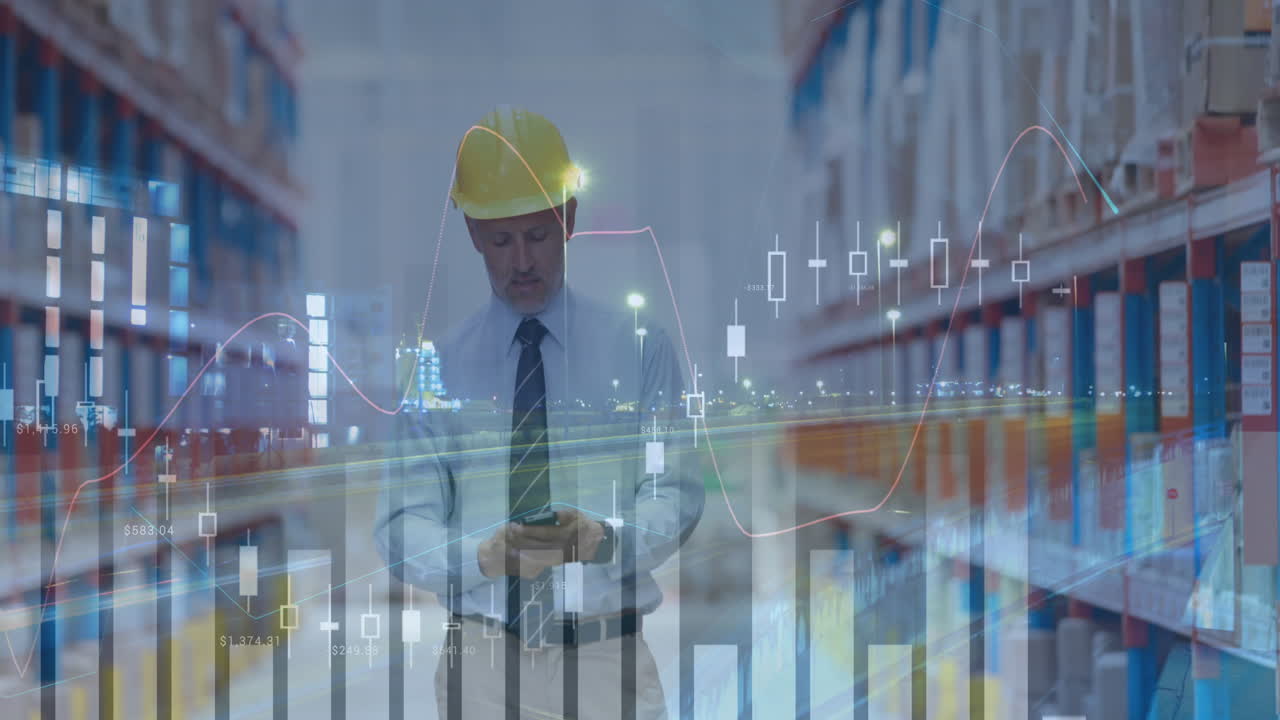 animación del procesamiento de datos sobre un hombre hablando en un teléfono inteligente trabajando en un almacén de envío