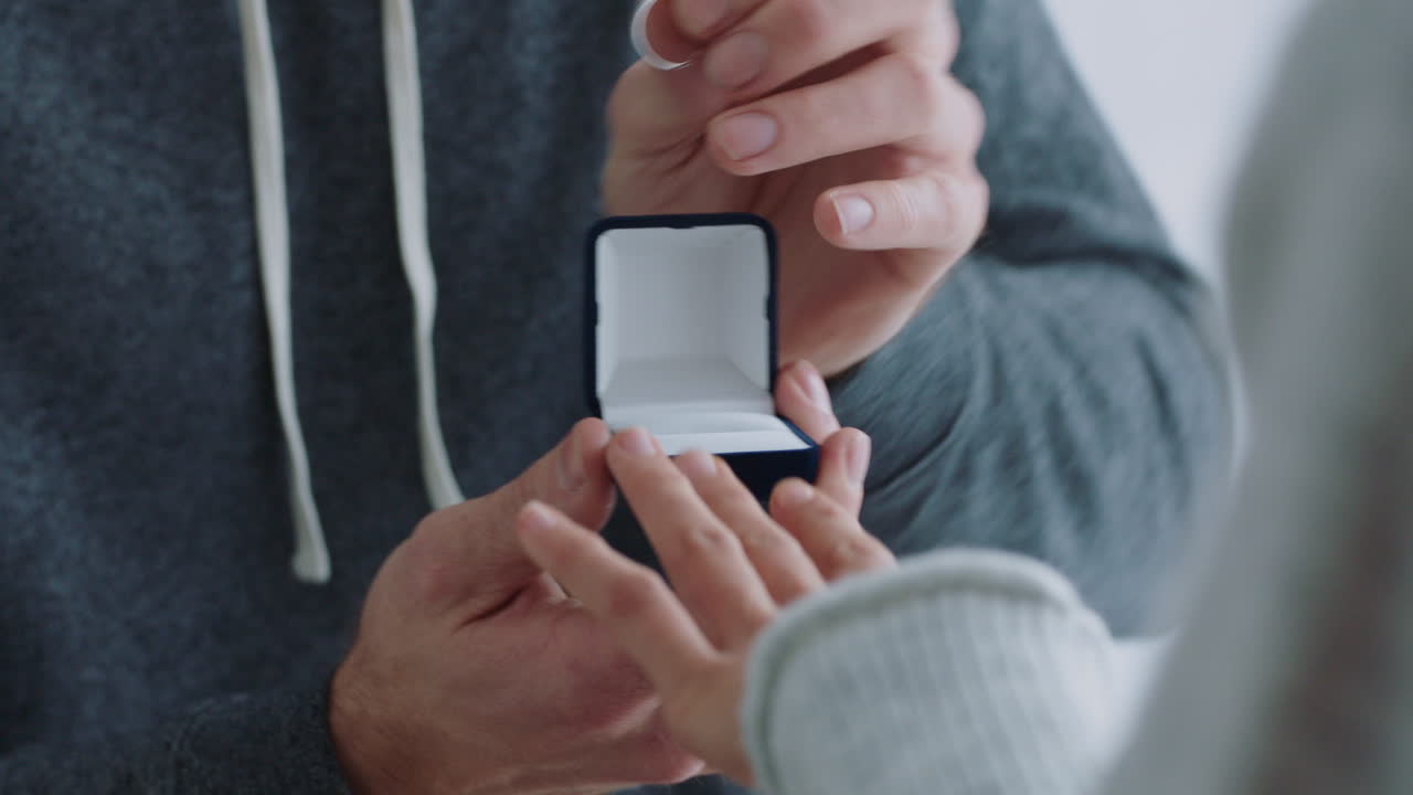 행복한 커플 결혼 제안 젊은 남자가 결혼 반지를 들고 여자친구에게 결혼 제안하고 놀라운 약혼을 즐기고 있습니다.