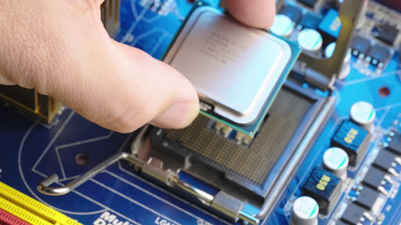 cerrar técnico informático instalar un potente procesador en el zócalo de la placa base de la cpu, concepto de hardware
