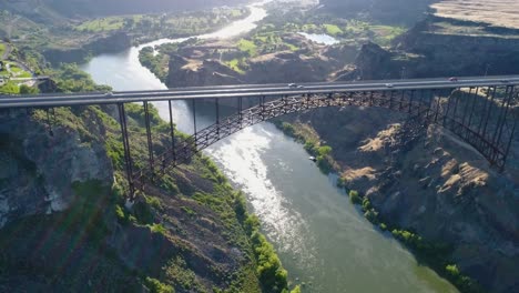 A-4K-fly-over-drone-shot-of-Perrine-Bridge,-a-1,500-foot-long-bridge,-spanning-over-the-Snake-River-in-Twin-Falls,-Idaho