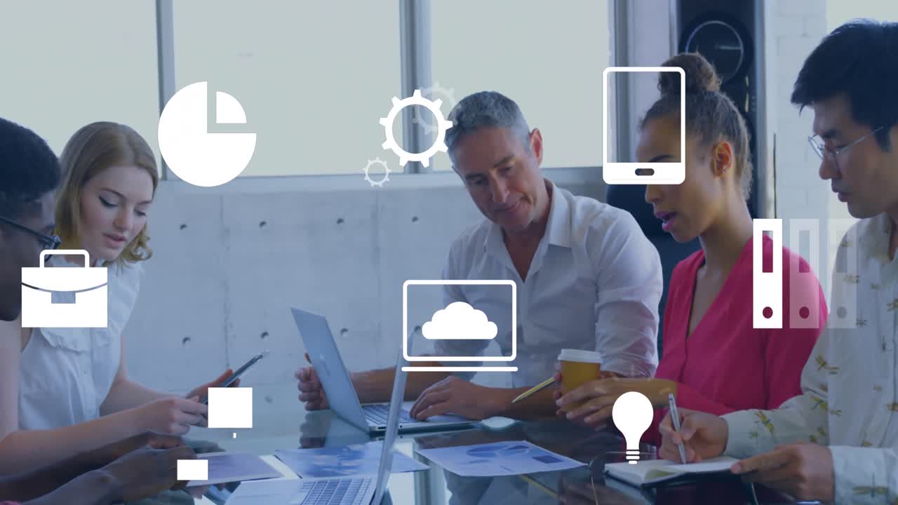 animación de múltiples iconos digitales contra un equipo diverso de colegas discutiendo juntos en la oficina