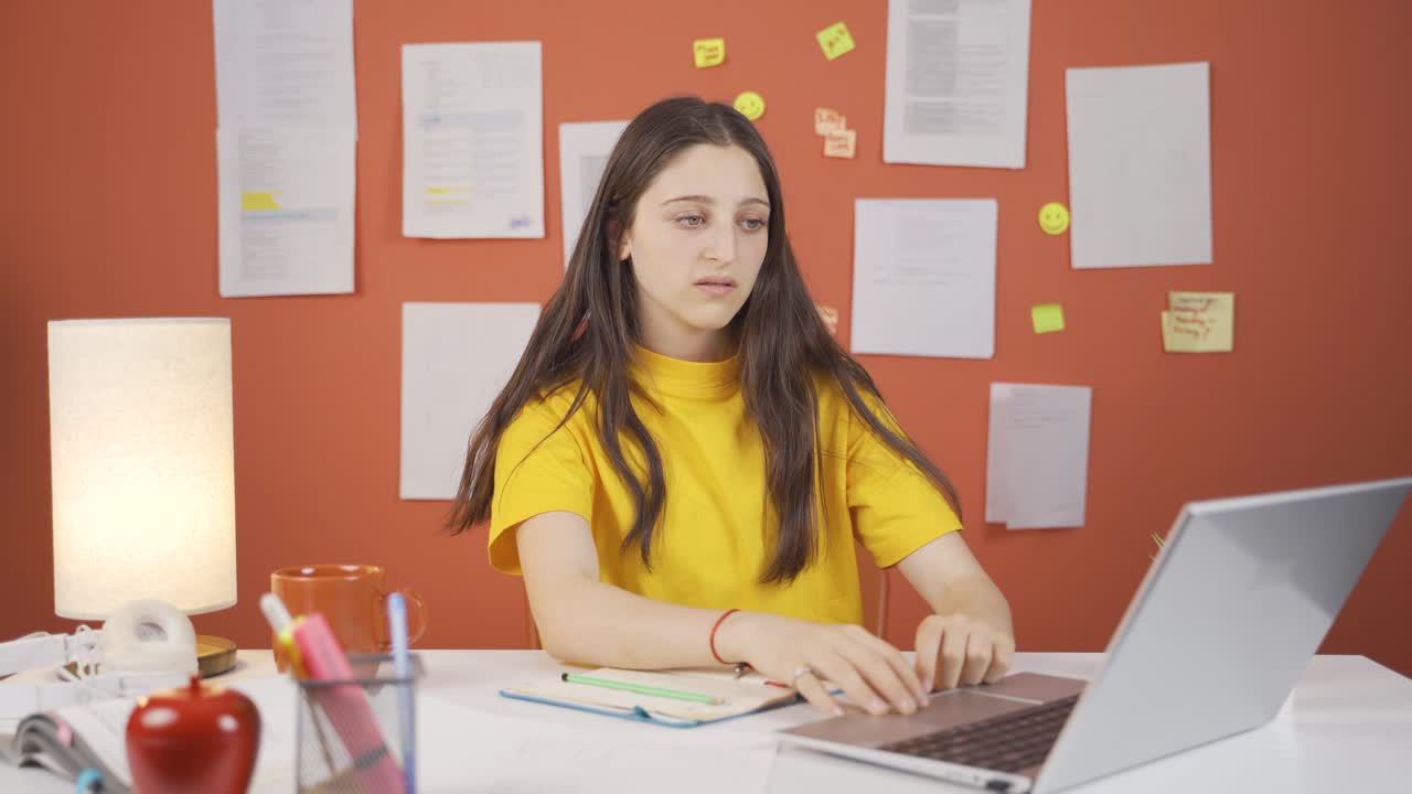 la niña está frustrada.