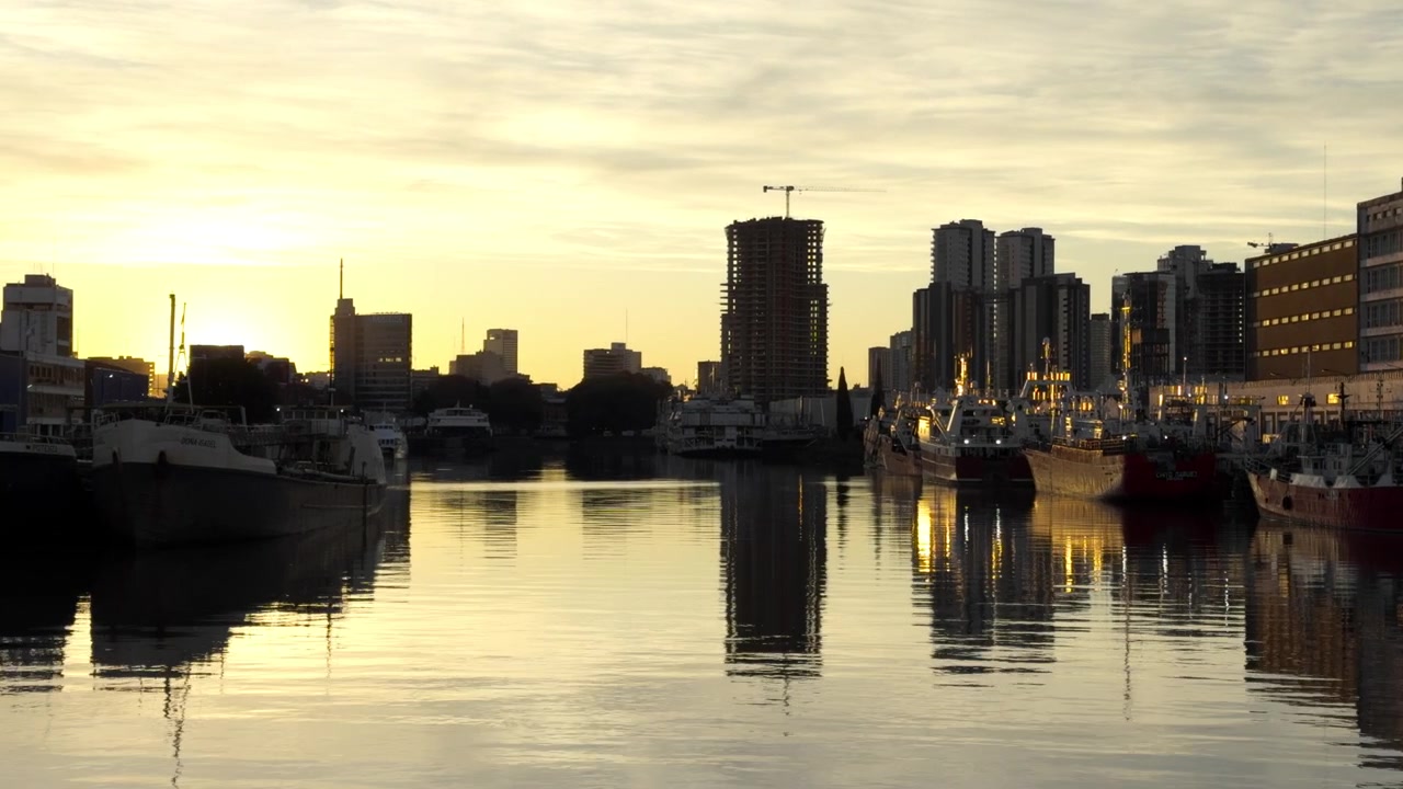 Porto de Buenos Aires com Navios de Carga, Horizonte da Cidade e Luz Quente da Hora Dourada.
