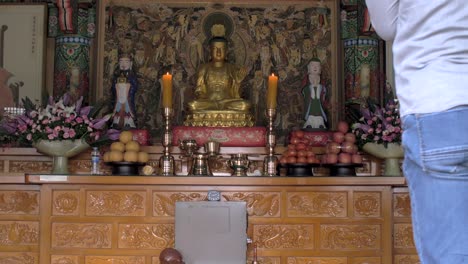 estatuilla de buda en el templo bongeunsa