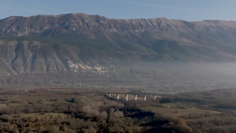puente en la cordillera de italia con video de drones avanzando