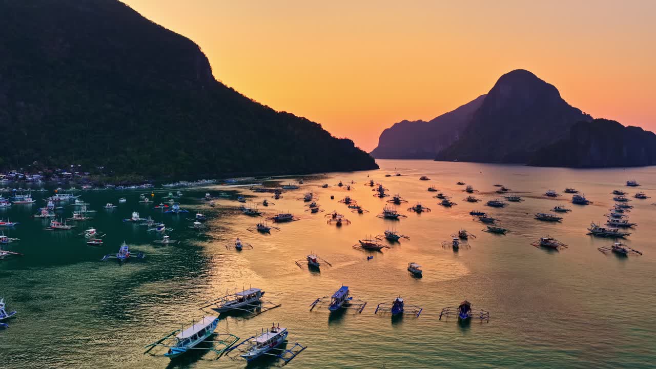 Vịnh El Nido với những chiếc thuyền vào lúc hoàng hôn nhiệt đới ở Philippines, nhìn từ trên cao