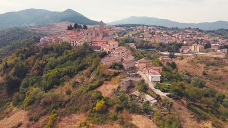 Drohne-Fliegt-über-Eine-Alte-Italienische-Stadt