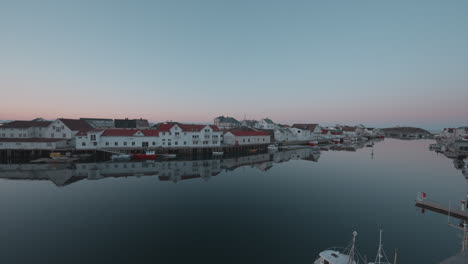 hermosa vista de la aldea de henningsvær en las islas lofoten, noruega, con casas encantadoras y el tranquilo puerto