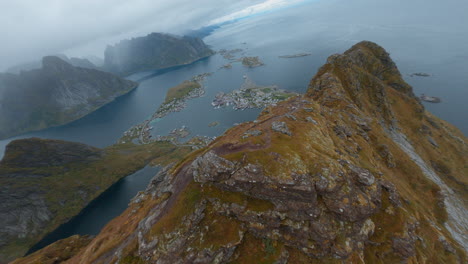 un dron pvf revela desde el aire las islas reine y loftoten en noruega, un impresionante vuelo bajo.