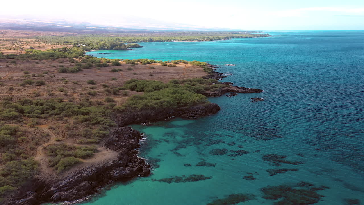 하와이 빅아일랜드에서 촬영한 해안선의 드론 영상
